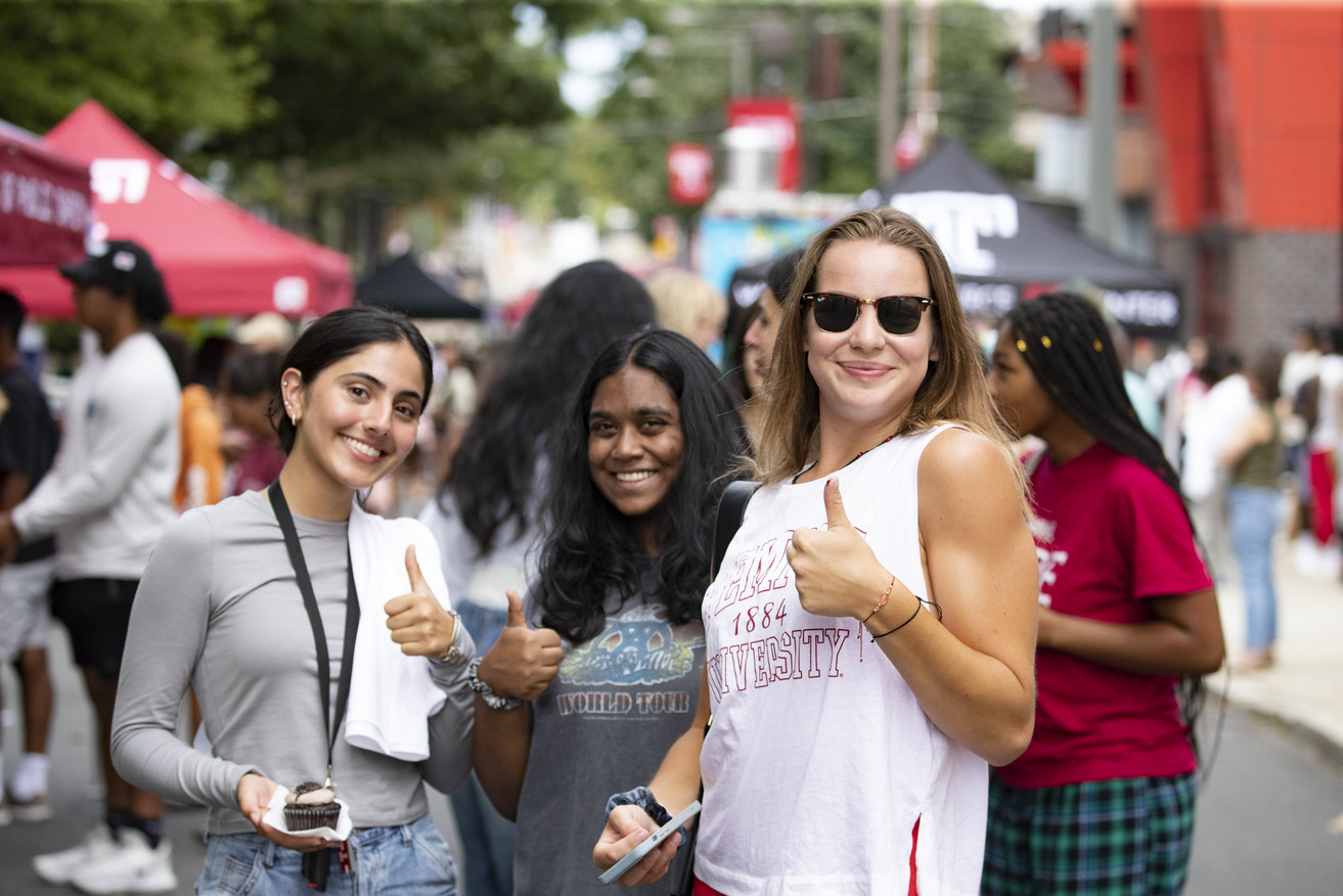 Student giving thumbs up at welcome week