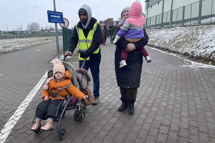 A Temple grad decided he had to help Ukrainian refugees—and headed to Poland